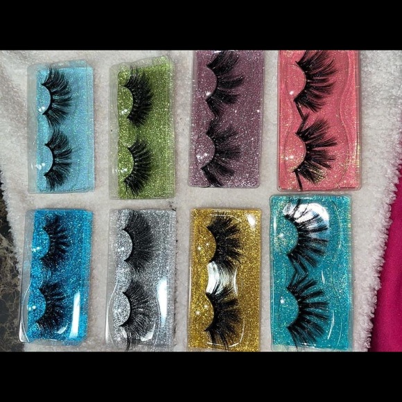 I’m selling lashes comes with candy and a spoolie and tweezers - Picture 4 of 13